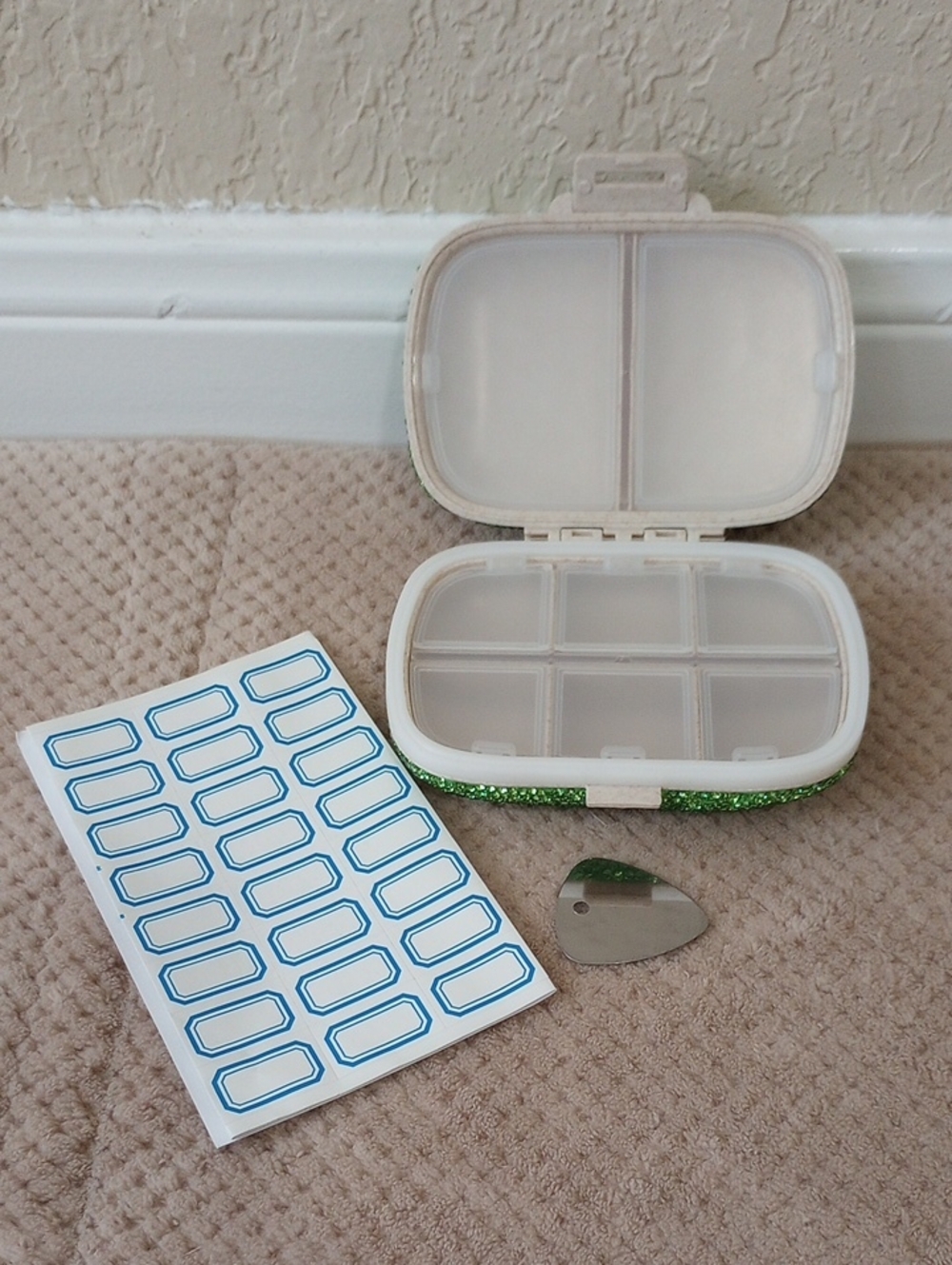 NWOT-Green Rhinestone Bling Pill Case - Picture 2 of 5